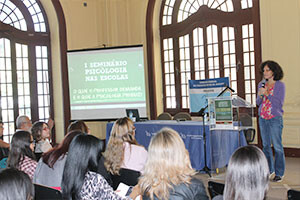 oficina-e-debate-com-adriana-marcondes-marca-primeiro-dia-do-seminario-psicologia-nas-escolas